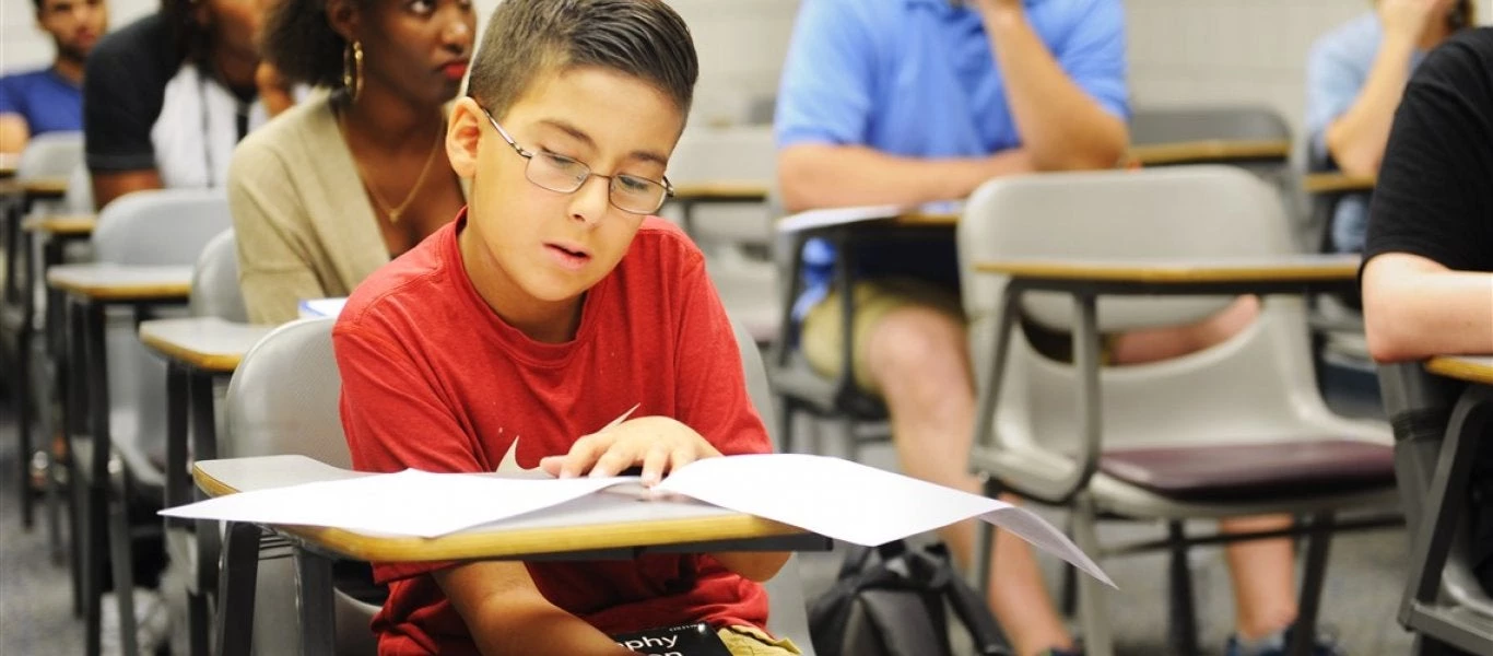 «Υπάρχει Θεός» – Ο 11χρονος Ελληνορθόδοξος απαντά στον Σ.Χόκινγκ και ισοπεδώνει την προπαγάνδα της ΝΤΠ – Βίντεο